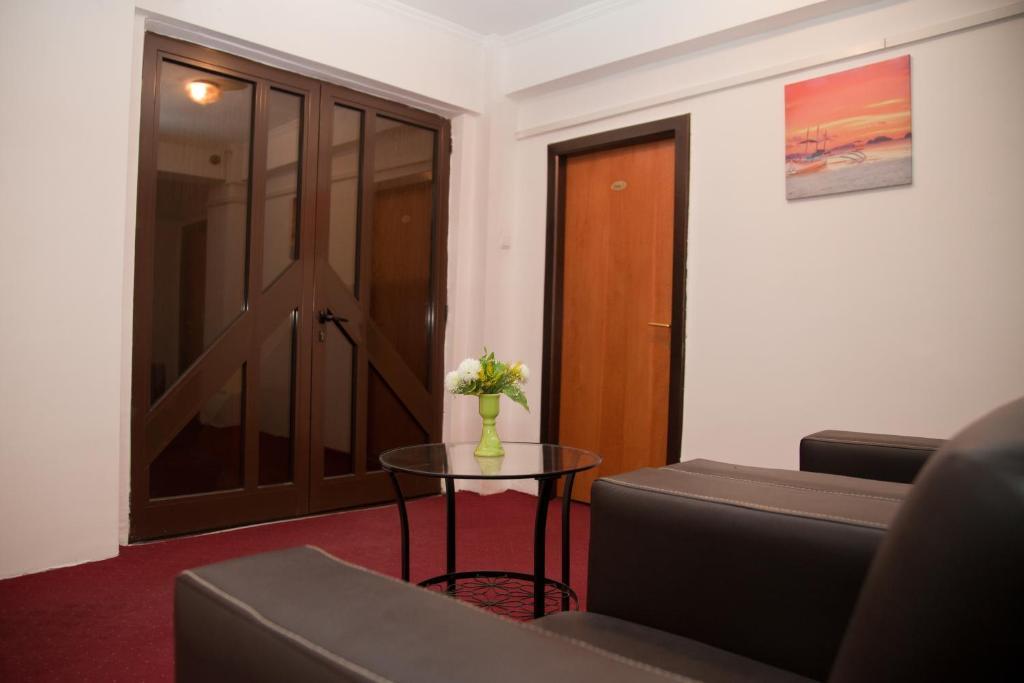 Hotel Metropol Piteşti Buitenkant foto